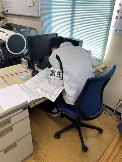 熊本工業高校の2年生が現場実習で来ています。